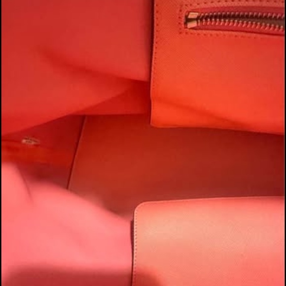 Michael Kors Jet Set Medium Striped Travel Tote in Coral White. - Picture 7 of 9
